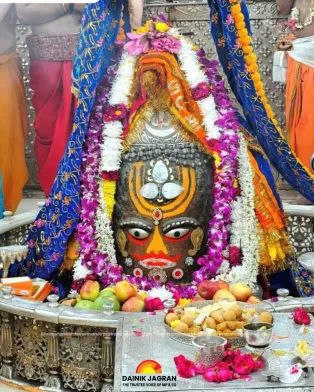 Devotees during Bhasma Aarti